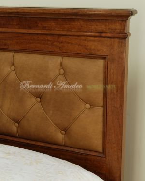 Letto classico matrimoniale in legno massiccio con pannello testiera imbottito in vera pelle